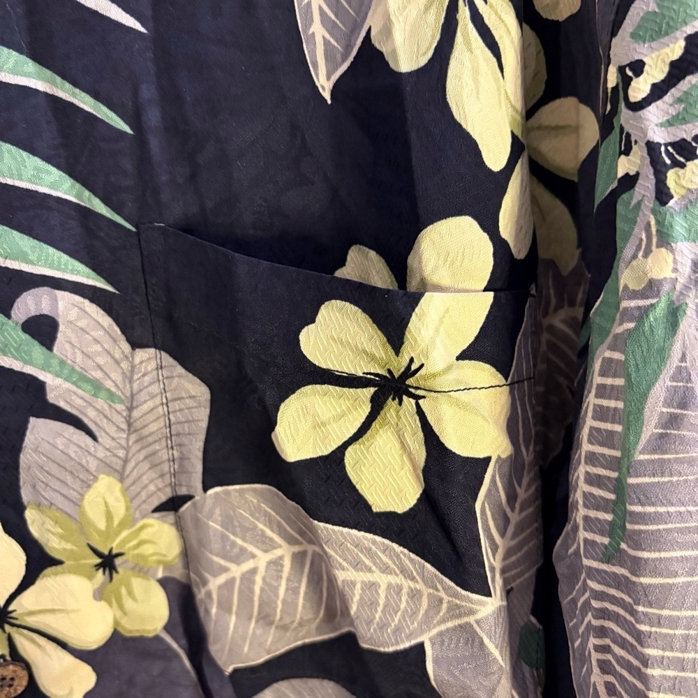 Tommy Bahama Men's Size XL 100% Silk Gray Navy Hawaiian Floral Resort Shirt - Picture 5 of 8